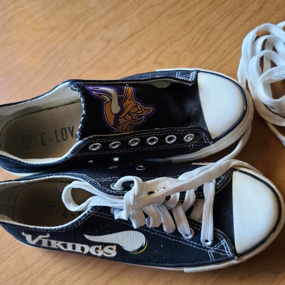 MN Vikings shoes - Picture 3 of 5